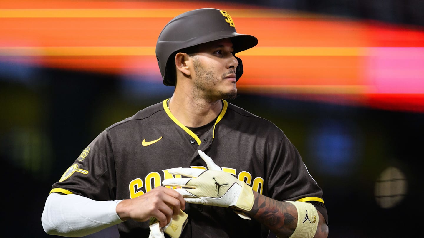 Padres' Manny Machado Exits Monday's Game vs Cubs in Concerning Development
