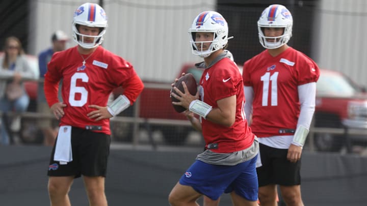Back up quarterbacks Shane Buechele and Mitchell Trubisky watch Josh Allen.