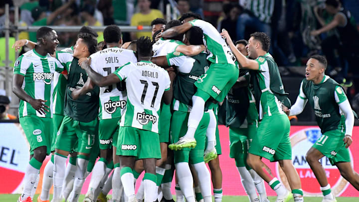 Jugadores de Atlético Nacional celebran un gol.