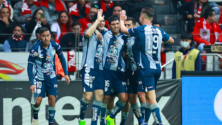 Jugadores del Pachuca celebran un gol en el juego de ida.