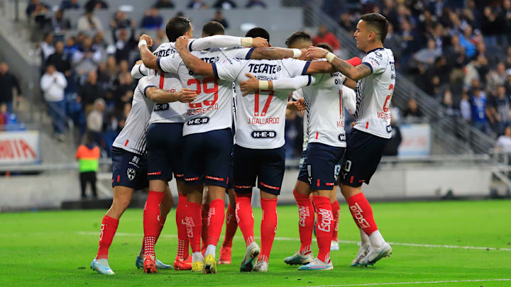 Jugadores de Rayados de Monterrey celebran un gol.