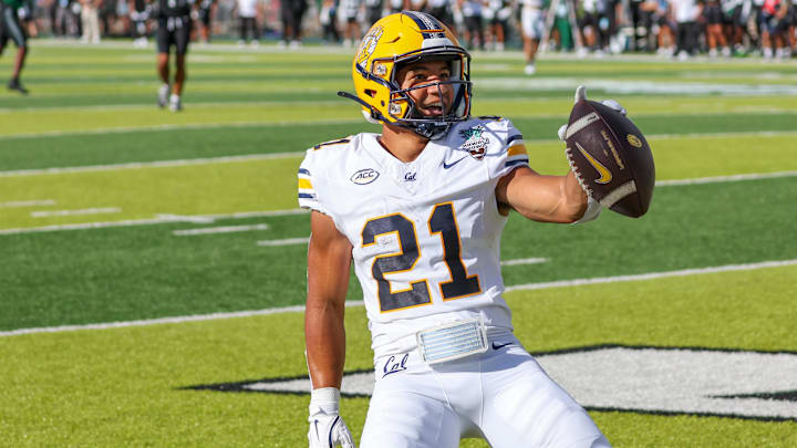 California Golden Bears wide receiver Jacob De Jesus (21) reacts after making a touchdown catch over the Hawaii Rainbow Warriors