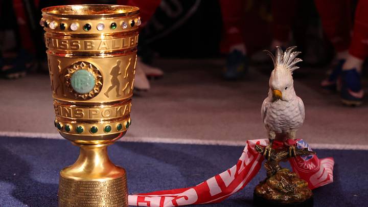 Der DFB-Pokal mit Bayerns Kakadu