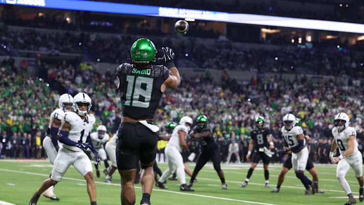 Dec 7, 2024; Indianapolis, IN, USA; Oregon Ducks tight end Kenyon Sadiq (18) catches a touchdown during the first quarter against the Penn State Nittany Lions in the 2024 Big Ten Championship game at Lucas Oil Stadium. Mandatory Credit: Jordan Prather-Imagn Images