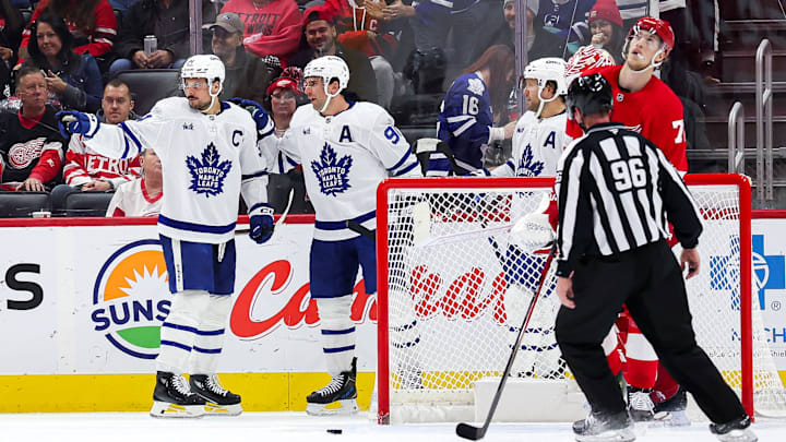 The Toronto Maple Leafs split their weekend set with the Detroit Red Wings and the Buffalo Sabres.