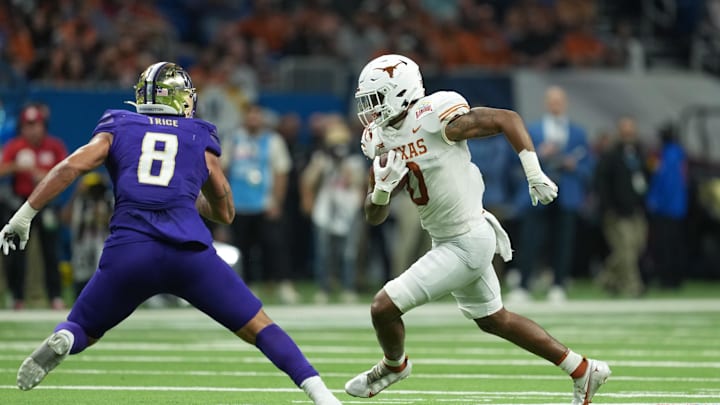 Dec 29, 2022; San Antonio, Texas, USA; Texas Longhorns tight end Ja'Tavion Sanders (0) runs in front