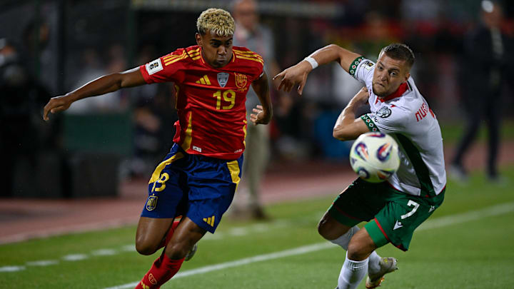 Lamine Yamal em ação na vitória da Espanha sobre a Bulgária