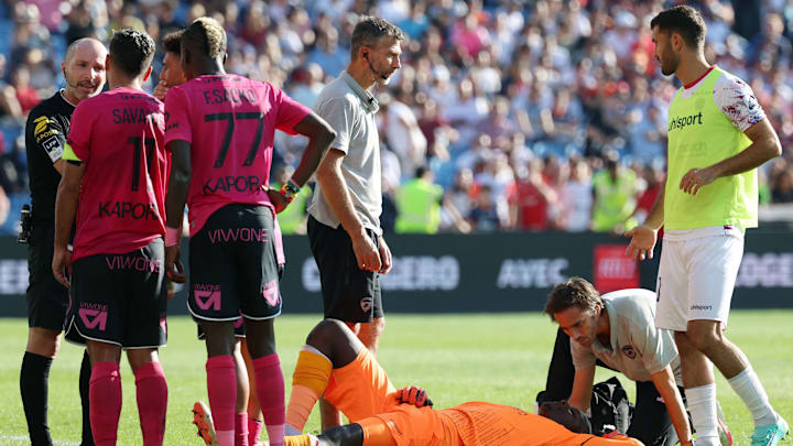 Mory Diaw juste après l'incident venu d'une tribune de la Mosson.