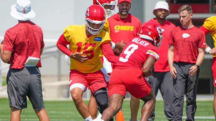Jun 9, 2026; Kansas City, MO, USA; Kansas City Chiefs quarterback Patrick Mahomes (15) hands off to Kansas City Chiefs running back Kenneth Walker (9) during the Kansas City Chiefs mandatory mini-camp at the Chiefs practice facility. Mandatory Credit: Denny Medley-Imagn Images Jun 9, 2026; Kansas City, MO, USA; Kansas City Chiefs quarterback Patrick Mahomes (15) hands off to Kansas City Chiefs running back Kenneth Walker (9) during the Kansas City Chiefs mandatory mini-camp at the Chiefs practice facility. Mandatory Credit: Denny Medley-Imagn Images