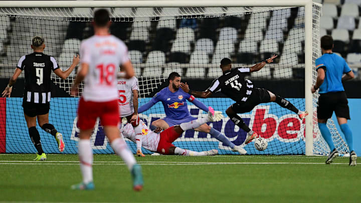 Botafogo venceu o Massa Bruta por 2 a 1, no Nilton Santos