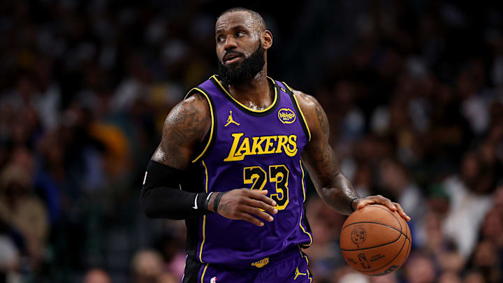 LeBron James metió 27 puntos el miércoles contra los Mavericks