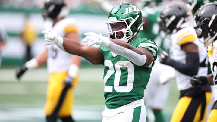 Sep 7, 2025; East Rutherford, New Jersey, USA; New York Jets running back Breece Hall (20) reacts to a play during the second half against the Pittsburgh Steelers at MetLife Stadium. Mandatory Credit: Wendell Cruz-Imagn Images
