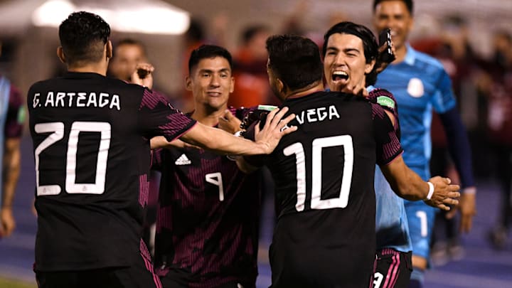 Jugadores de México celebran un gol.