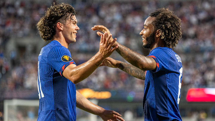 Cade Cowell y Gianluca Busio celebran uno de los goles ante Trinidad y Tobago.