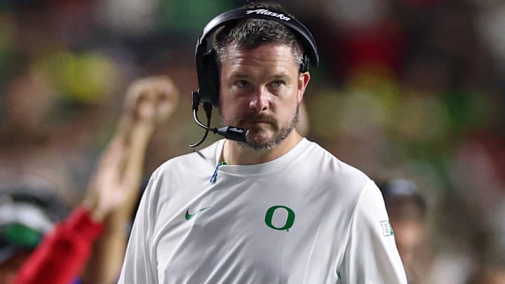 Oct 18, 2025; Piscataway, New Jersey, USA; Oregon Ducks head coach Dan Lanning looks on during the first half against the Rutgers Scarlet Knights at SHI Stadium. Mandatory Credit: Vincent Carchietta-Imagn Images Oct 18, 2025; Piscataway, New Jersey, USA; Oregon Ducks head coach Dan Lanning looks on during the first half against the Rutgers Scarlet Knights at SHI Stadium. Mandatory Credit: Vincent Carchietta-Imagn Images