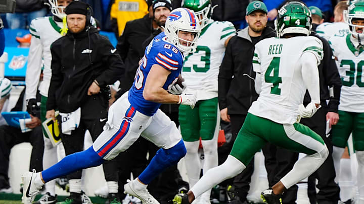 Buffalo Bills tight end Dalton Kincaid runs towards the end zone after catching a pass against the New York Jets