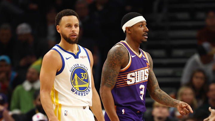Golden State Warriors guard Stephen Curry (30) against Phoenix Suns guard Bradley Beal (3) at Footprint Center. 