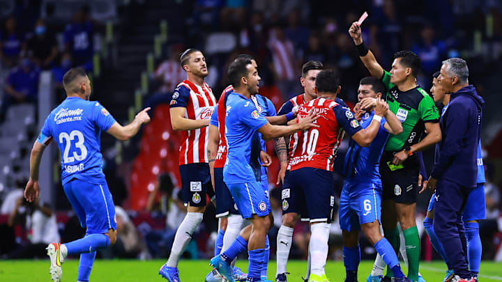 Jugadores de Chivas y Cruz Azul en conato de bronca.