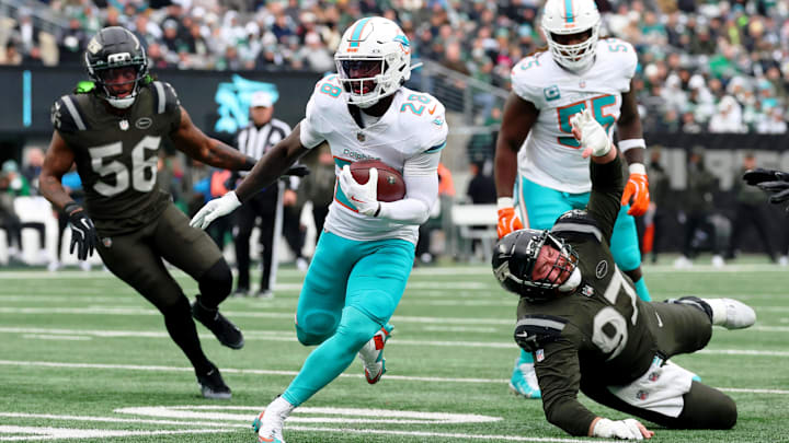 Miami Dolphins running back De'Von Achane (28) runs with the ball against the New York Jets during the first half at MetLife Stadium. Miami Dolphins running back De'Von Achane (28) runs with the ball against the New York Jets during the first half at MetLife Stadium.