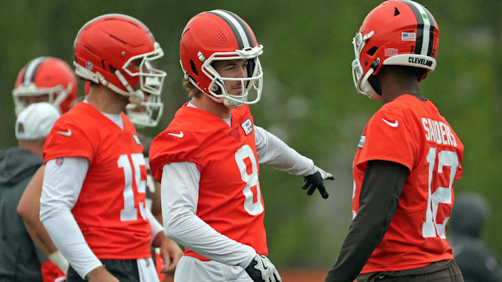 Cleveland Browns quarterback Kenny Pickett gestures to rookie Shedeur Sanders during an NFL practice at the Cleveland Browns training facility on Wednesday, May 28, 2025, in Berea, Ohio.