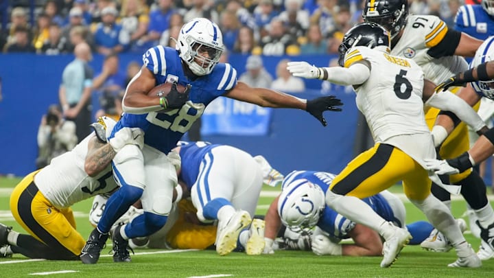 Indianapolis Colts running back Jonathan Taylor (28) rushes the ball Sunday, Sept. 29, 2024, during a game against the Pittsburgh Steelers at Lucas Oil Stadium in Indianapolis.