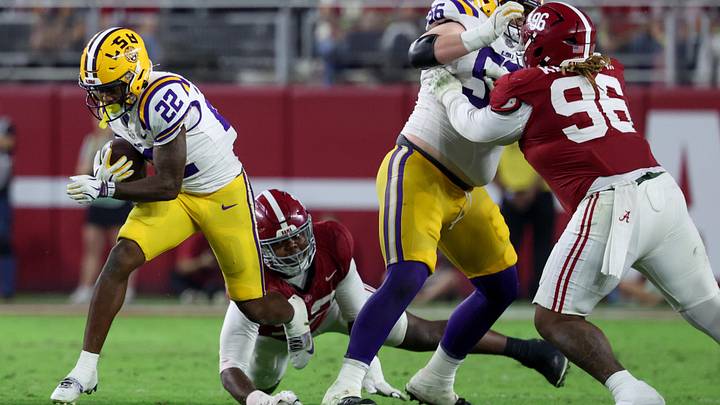 Harlem Berry runs the ball against Alabama in 2025