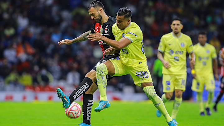 El jugador Román Martinez en la disputa de un balón.