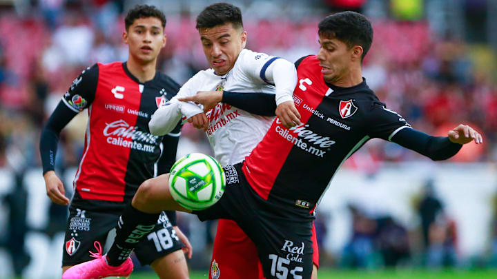 Fernando Beltrán de Chivas disputa el esférico con Diego Barbosa del Atlas durante los cuartos de Ida.