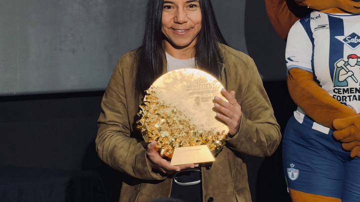 Charlyn Corral muestra su trofeo a Delantera del Año que le fue otorgado en la Gala del Balón de Oro. Charlyn Corral muestra su trofeo a Delantera del Año que le fue otorgado en la Gala del Balón de Oro.