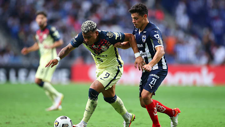 Roger Martínez controla un balón. Roger Martínez controla un balón.