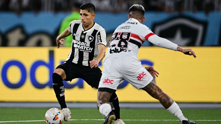 Glorioso dominou o jogo, mas esbarrou na trave e no goleiro Rafael