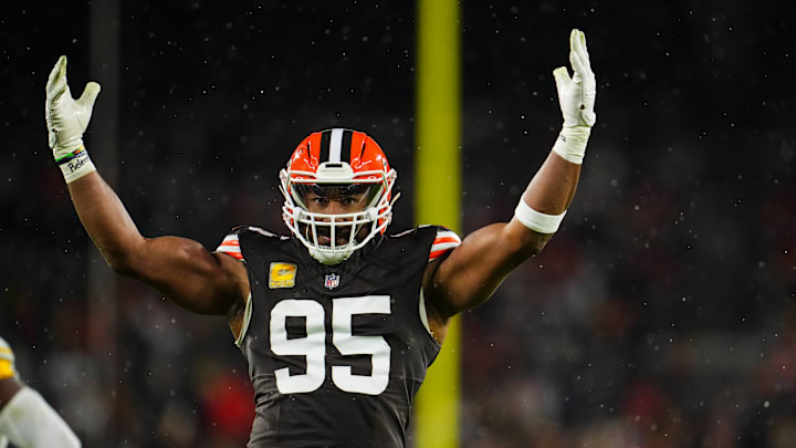 Pittsburgh Steelers v Cleveland Browns