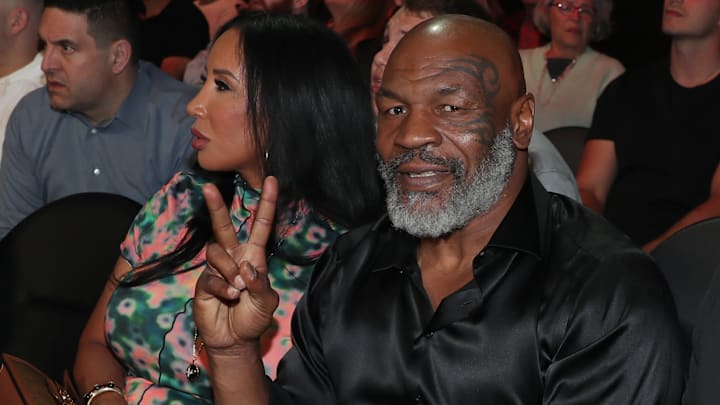 Mike Tyson estuvo entre los asistentes a la pelea entre "Canelo" y Bivol