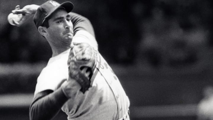 Los Angeles Dodgers pitcher Sandy Koufax (32) in action.