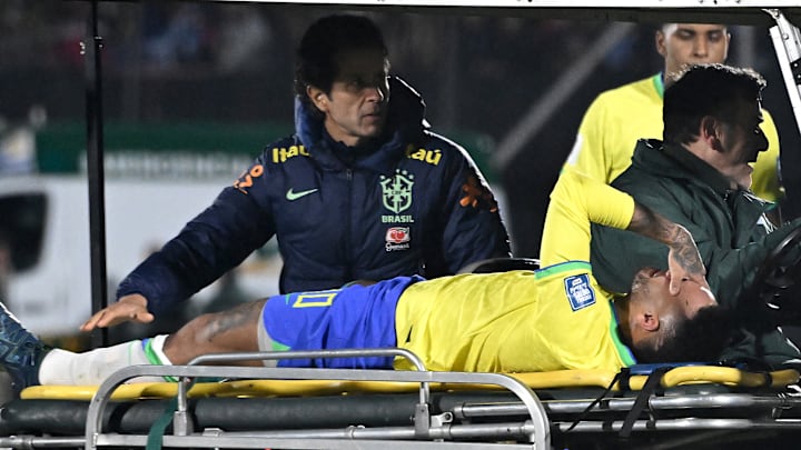 Neymar Jr. se fue lesionado del juego ante Uruguay 