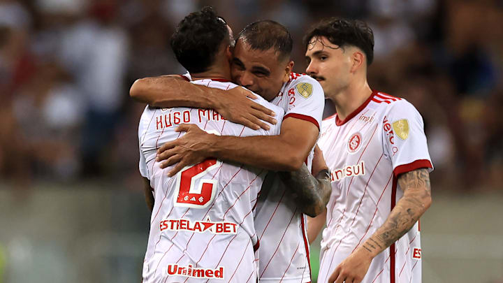 Hugo Mallo vai cumprir suspensão automática no Gre-Nal. 