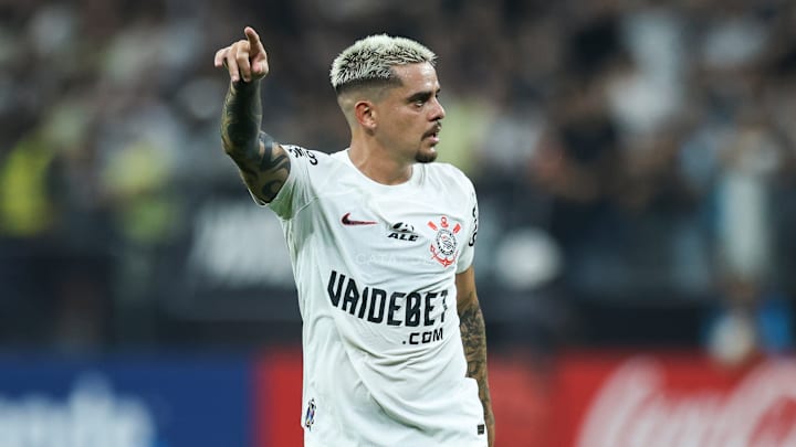 Fagner é o sétimo jogador com mais jogos pelo Corinthians