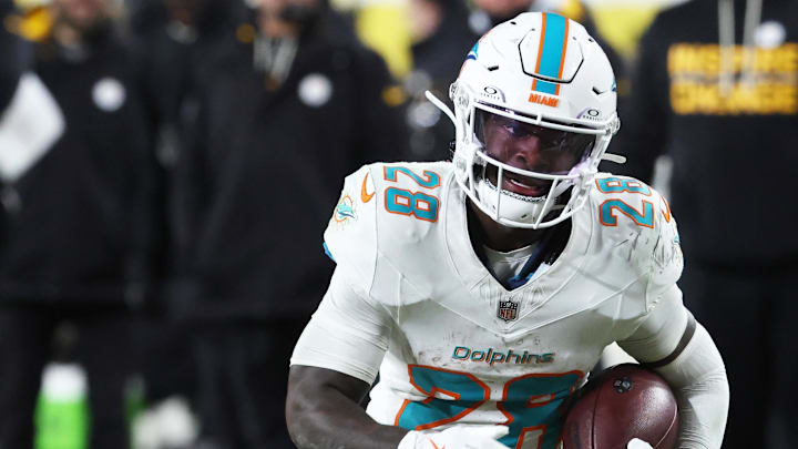 Miami Dolphins running back De'Von Achane (28)  moves with the ball in the fourth quarter against the Pittsburgh Steelers at Acrisure Stadium.