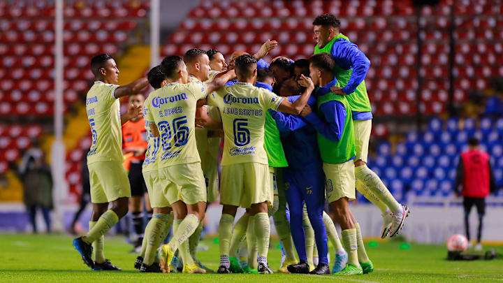 Jugadores del América celebran un gol.
