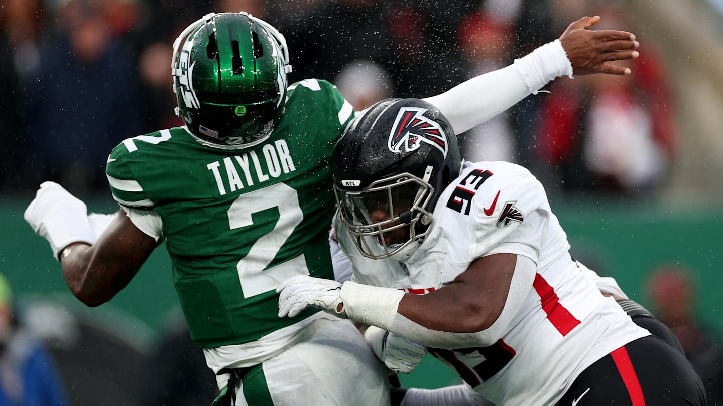 Bears Agree to Terms With DE Kentavius Street in Free Agency