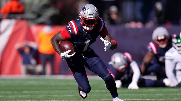 Oct 18, 2026; Foxborough, Massachusetts, USA; New England Patriots wide receiver A.J. Brown (1) runs with the ball after a catch in the second quarter against the New York Jets at Gillette Stadium. Mandatory Credit: David Butler II-Imagn Images Oct 18, 2026; Foxborough, Massachusetts, USA; New England Patriots wide receiver A.J. Brown (1) runs with the ball after a catch in the second quarter against the New York Jets at Gillette Stadium. Mandatory Credit: David Butler II-Imagn Images
