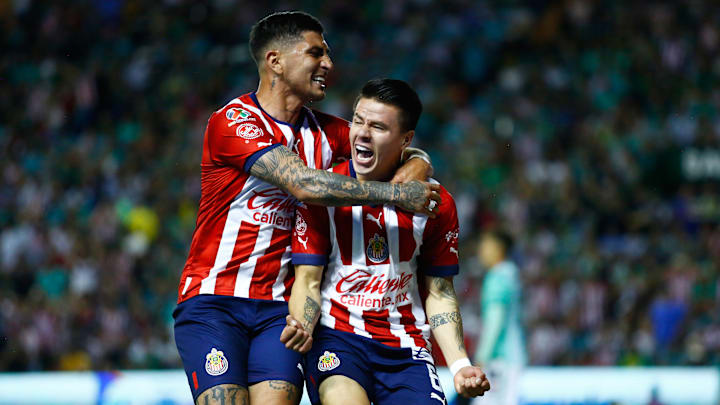 Víctor Guzmán y Pavel Pérez no tienen su futuro asegurado en Chivas