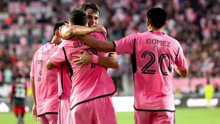 El delantero uruguayo Luis Suárez es felicitado por sus compañeros tras una anotación.