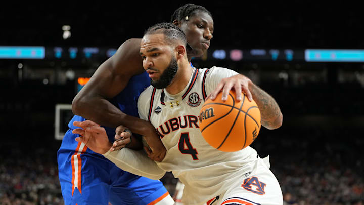 Apr 5, 2025; San Antonio, TX, USA; Auburn Tigers forward Johni Broome (4) drives to the basket against Florida Gators center Rueben Chinyelu (9) during the first half in the semifinals of the men's Final Four of the 2025 NCAA Tournament at the Alamodome. Mandatory Credit: Bob Donnan-Imagn Images Apr 5, 2025; San Antonio, TX, USA; Auburn Tigers forward Johni Broome (4) drives to the basket against Florida Gators center Rueben Chinyelu (9) during the first half in the semifinals of the men's Final Four of the 2025 NCAA Tournament at the Alamodome. Mandatory Credit: Bob Donnan-Imagn Images