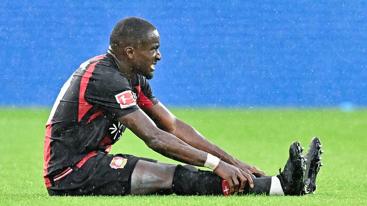 Moussa Diaby sitzt verletzt am Boden Moussa Diaby sitzt verletzt am Boden