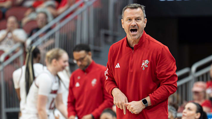 Louisville Cardinals head coach Jeff Walz shouts to his team during a first-round game between the Louisville Cardinals and Vermont Catamounts in the 2026 NCAA Women’s Basketball Tournament at the KFC Yum Center, March 21, 2026, in Louisville, Ky.