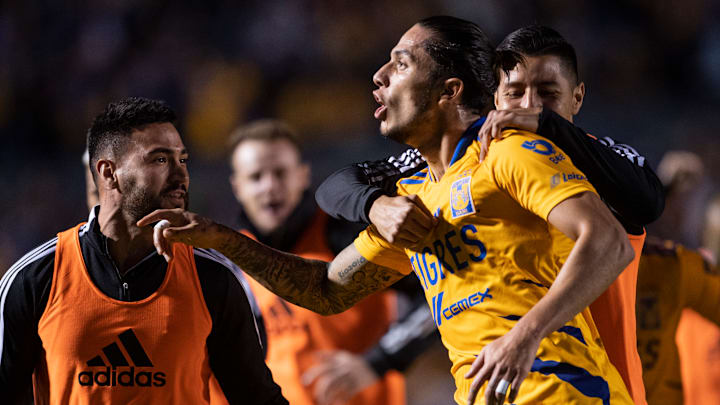 El jugador Carlos Salcedo celebra un gol con los Tigres UANL.