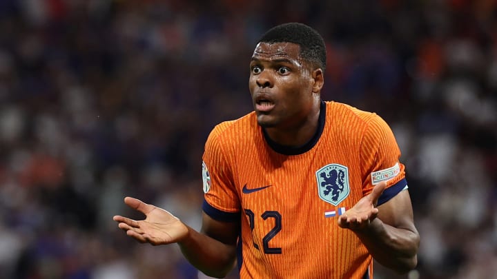 Denzel Dumfries est hors-jeu sur le but de Simons