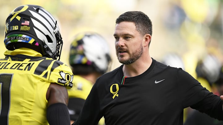 Oct 26, 2024; Eugene, Oregon, USA; Oregon Ducks head coach Dan Lanning visits with players before a game against the Illinois Fighting Illini at Autzen Stadium. Mandatory Credit: Troy Wayrynen-Imagn Images