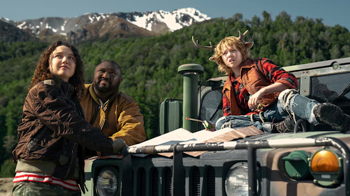 Sweet Tooth. (L to R) Stefania LaVie Owen as Becky, Nonso Anozie as Jepperd, Christian Convery as Gus in episode 301 of Sweet Tooth. Cr. Matt Klitscher/Netflix © 2024